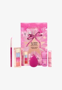 Juego de maquillaje rosa que incluye una esponja, un tinte para labios y mejillas, dos productos para labios, una paleta de sombras de ojos y un pincel aplicador en colores vibrantes.