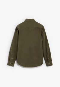Chemise en velours côtelé vert olive à manches longues, avec des poignets boutonnés et un col. Texture lisse avec un design sobre au dos.