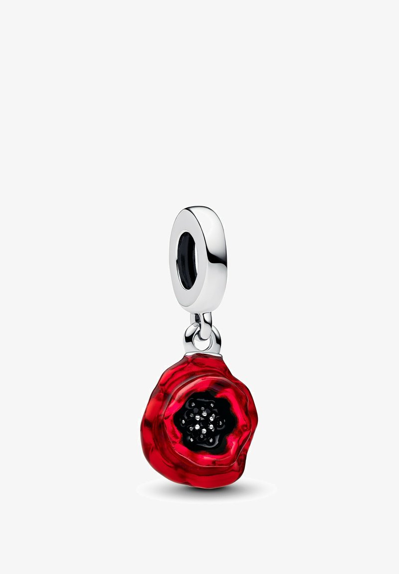 Charm in vetro rosso a forma di papavero con centro nero, attaccato a un anello in argento lucido. Presenta una texture intricata e una forma di petalo organico.