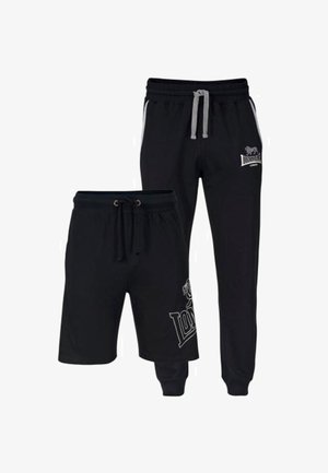 Pantaloni de trening negri Lonsdale cu șnur gri și pantaloni scurți negri asortați cu șnur, ambele având imprimeuri cu logo pe picior și șold.