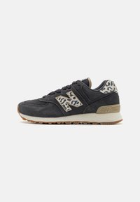 Tenisi din suede negru cu accente de imprimeu leopard bej, având o guler căptușit, șireturi frontale și o talpă texturată din cauciuc natural.