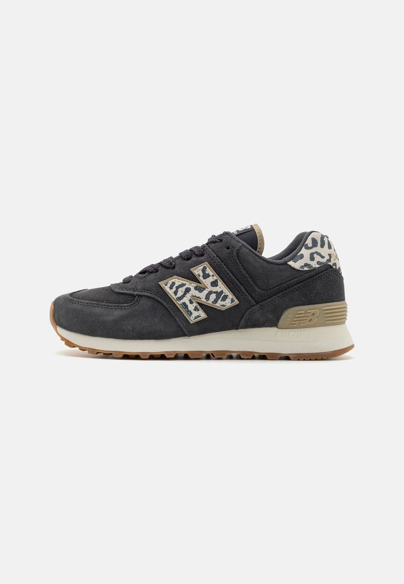 Tenisi din suede negru cu accente de imprimeu leopard bej, având o guler căptușit, șireturi frontale și o talpă texturată din cauciuc natural.
