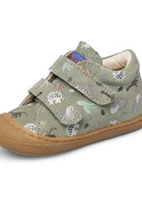 Velcro boty ve zelené semišové úpravě s potiskem dinosaurů, design s kulatou špičkou, texturovaná gumová podrážka a polstrovaný interiér pro pohodlí.