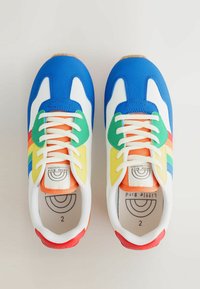 Värikkäät lenkkitossut, joissa on sinivalkoinen päällinen, monivärisiä korostuksia vihreässä, keltaisessa, oranssissa ja punaisessa sekä kuvioitu pohja ja nauhat.