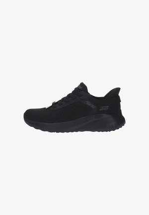 Scarpa sportiva nera con tomaia in mesh, pannelli testurizzati, chiusura con lacci, suola cushioned e accenti con logo. Design leggero e flessibile.