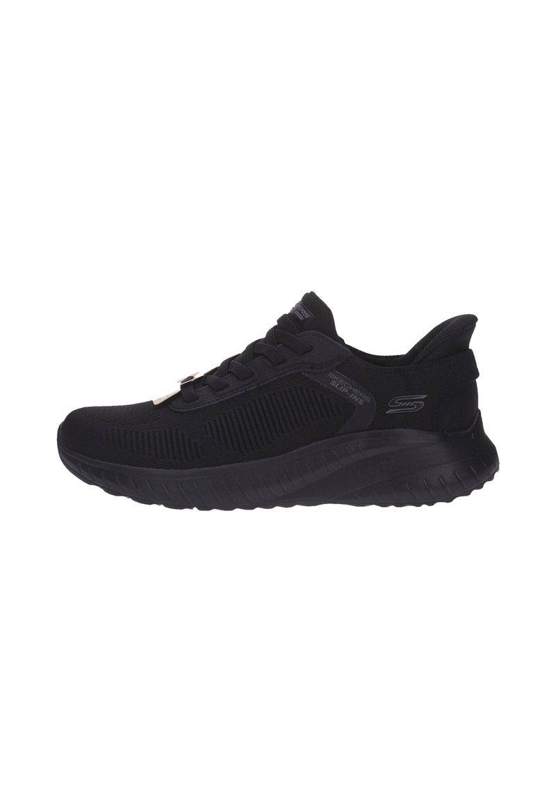 Zapatilla deportiva negra con parte superior de malla, paneles texturizados, cierre de cordones, suela acolchada y acentos de logotipo. Diseño ligero y flexible.