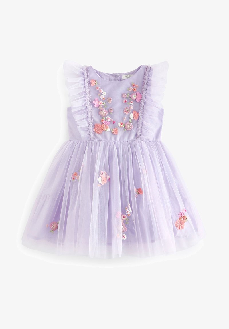 Robe lilas sans manches avec épaules à volants, superposition en tulle et broderie florale rose, blanche et orange sur le corsage et la jupe.