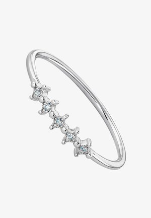 Anillo de plata con cinco engastes en forma de estrella que sostienen piedras preciosas redondas y transparentes. Banda suave con un acabado pulido, que resalta el brillo de las piedras.