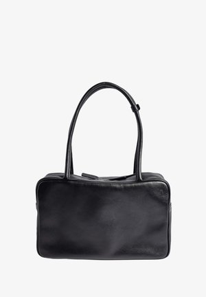 Zwarte leren handtas met een rechthoekige vorm, een gladde textuur en twee ronde handvaten. Beschikt over een ritssluiting en geen zichtbare hardware.