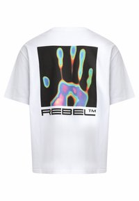 T-shirt en coton blanc avec un grand graphique noir en forme de carré représentant une empreinte de main multicolore, avec le texte "REBEL™" en dessous.