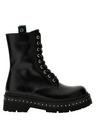 Bottines en cuir noir avec des lacets verts, des œillets en argent et une semelle noir cloutée. Elles disposent d'une languette à l'arrière pour un enfilage facile.