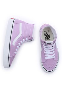 Zapatillas altas moradas de ante con cordones blancos, franjas laterales icónicas y suela de goma negra. Cuenta con collar y lengua acolchados.