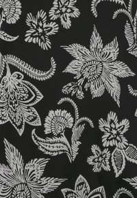 Melna auduma ar baltiem ziedu rakstiem, kurā redzami dažādi ziedi un lapas ar izsmalcinātu detalizējumu un kontrastējošu krāsu shēmu.