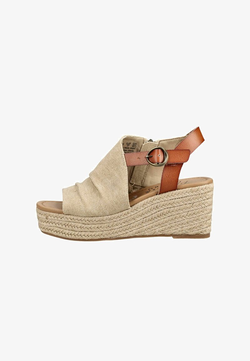 Sandal s klínovým podpatkem s béžovým textilním svrškem, podrážkou na platformě z pleteného provazu a hnědým koženým páskem kolem kotníku se zaoblenou kovovou přezkou.