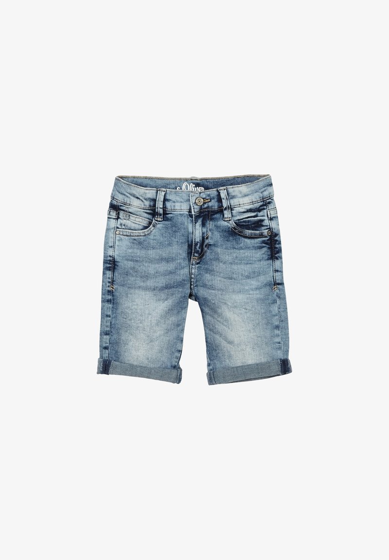 Shorts en denim bleu clair avec revers roulés, bouton avant, fermeture éclair et design à cinq poches.