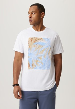 Biała bawełniana koszulka z nadrukiem niebieskich i beżowych liści palmowych. Krój jest luźny, z okrągłym dekoltem i krótkimi rękawami.