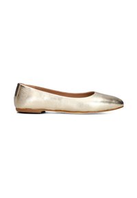 Gouden metalen ballerina met ronde neus, gladde textuur en minimale details. Platte zool met een laag profiel ontwerp.
