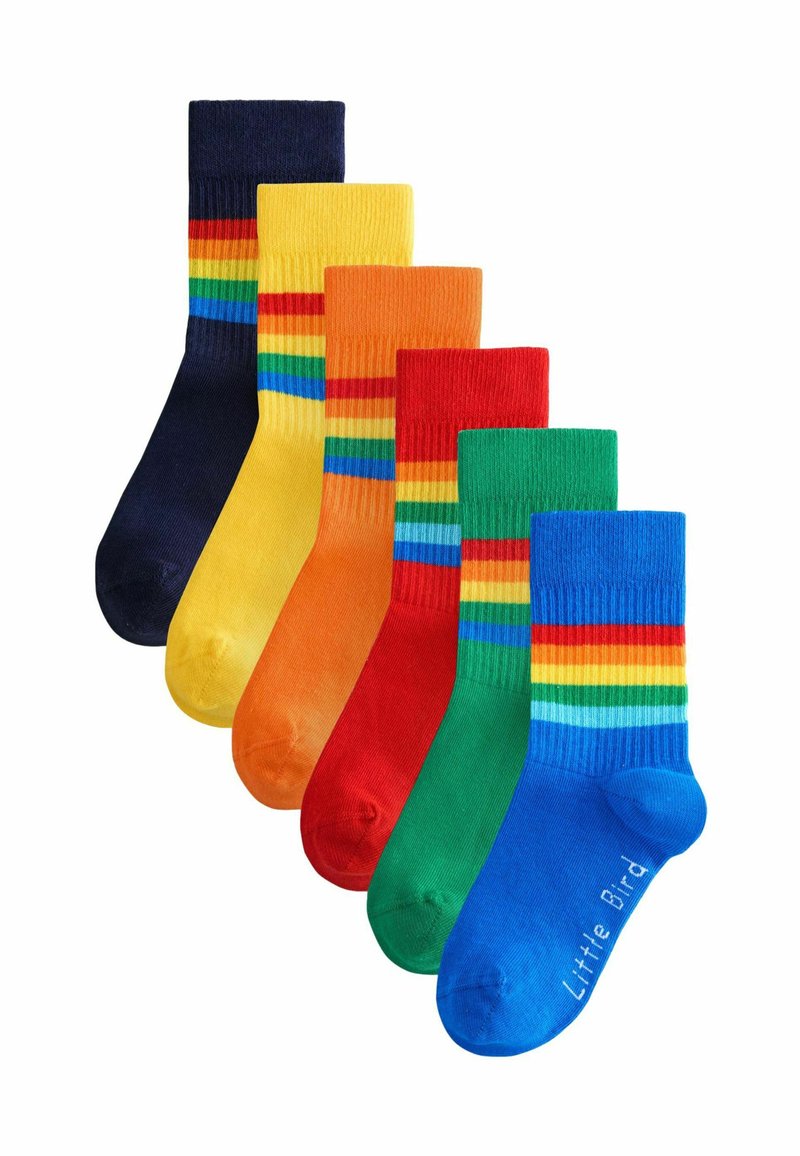 Conjunto de seis calcetines de algodón en varios colores: azul oscuro, amarillo, naranja, rojo, verde y azul, algunos de ellos con rayas horizontales de arcoíris.