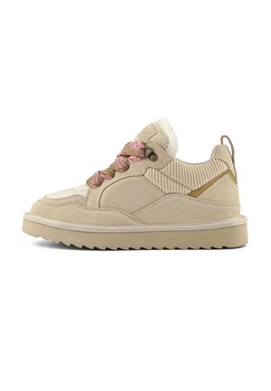 Zapatilla deportiva de ante beige con cuello de tela acanalada, cordones rosa y beige, suela gruesa y forro de forro polar visible en el cuello del tobillo.