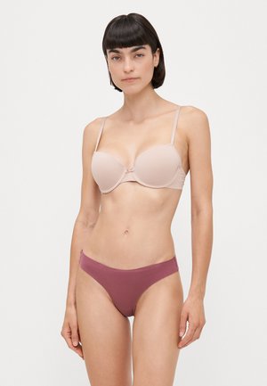 Lichtbeige push-up bh met zachte cups en verstelbare bandjes, gecombineerd met plommenkleurige bikini slips, beiden van glad materiaal.