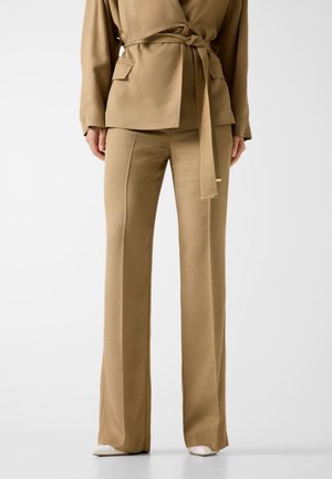 - Spodnie materiałowe