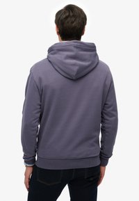 Pullover hoodie in donkerpaars katoenmix met een ruime capuchon, geribbelde boorden en zoom, met een gladde textuur en een minimalistisch ontwerp.