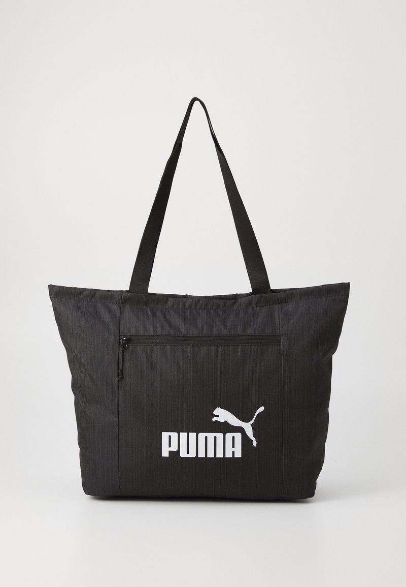 Sacola preta de tecido com riscas verticais, apresentando um bolso frontal com fecho éclair e um logotipo branco da Puma. Duas alças robustas pretas.