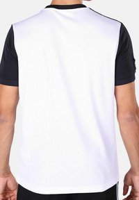 Kortermet sportsdrakt med hvit bakside og svarte ermer. Laget av glatt stoff med rund hals-design.