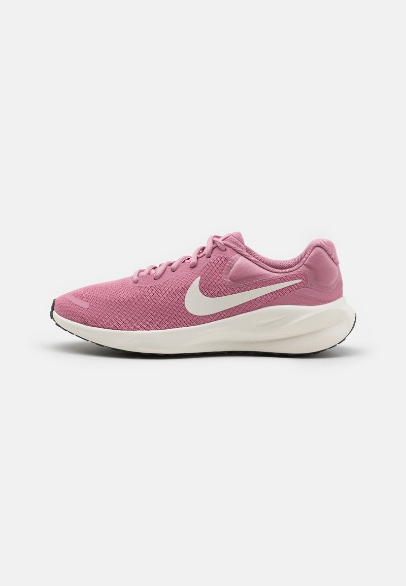 Chaussure de course Nike rose avec logo Swoosh blanc, semelle intermédiaire blanche et semelle extérieure noire, vue de côté sur fond blanc.