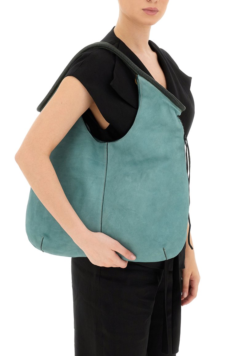 Borsa a mano in pelle verde acqua con texture morbida, forma curvata, due manici e design minimalista. Presenta cuciture sottili e un accento con cordoncino.