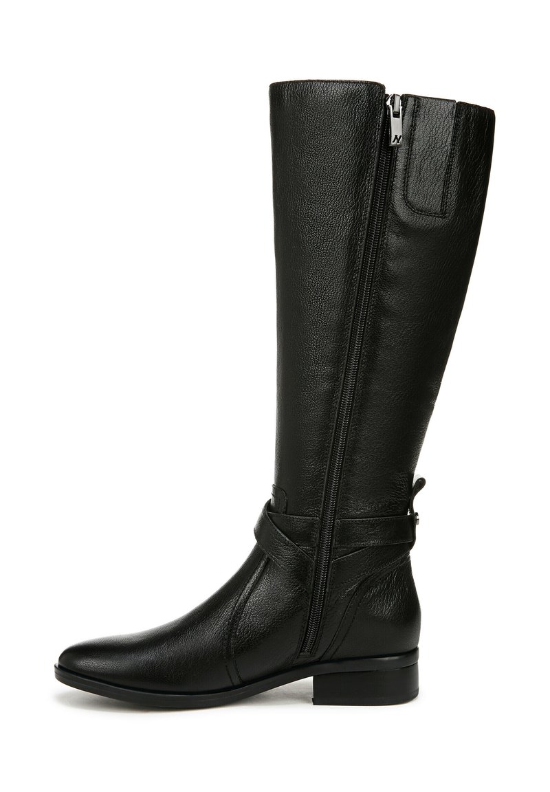 Stivali neri in pelle, alti fino al ginocchio, con cerniera laterale, una superficie liscia e una cintura decorativa alla caviglia, dotati di tacco basso a blocco.