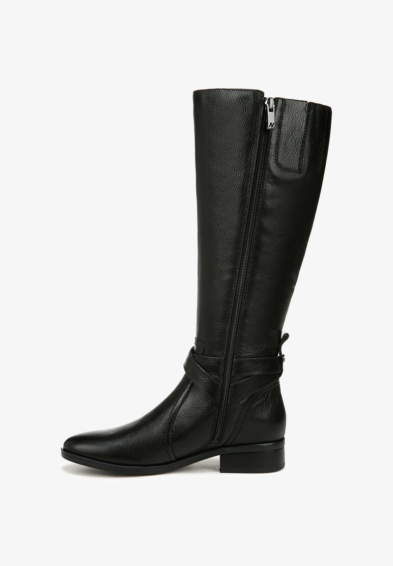 Stivali neri in pelle, alti fino al ginocchio, con cerniera laterale, una superficie liscia e una cintura decorativa alla caviglia, dotati di tacco basso a blocco.