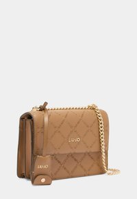 Braune Lederhandtasche mit geprägtem Muster, goldfarbener Kettenriemen und Logodetail. Bietet einen Klappverschluss und ein kompaktes Design für einfachen Transport.