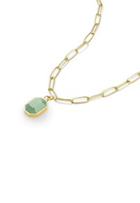 Gouden ketting met een octagonale groene hanger met facetteerde oppervlakte, gezet in een gouden bezel.