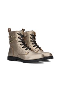Metaalachtige gouden gevechtslaarzen met zwarte veters, een zijrits, hartvormige studs op de hielband en zwarte rubberen zolen.