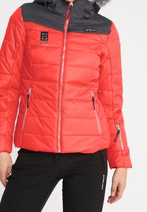 Rote und dunkelgraue gesteppte Jacke mit Kapuze, Frontreißverschluss, Seitentaschen und Logo-Patches, getragen mit schwarzer Hose.