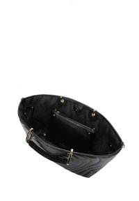 Borsa a tracolla nera trapuntata con dettagli in oro. L'interno spazioso presenta una tasca con zip e rivestimento in tessuto, che mette in evidenza un motivo testurizzato.