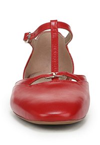 Ballerines en cuir rouge avec un bout rond, une bride de cheville et un design découpé. Texture lisse avec une finition brillante. Semelle neutre.