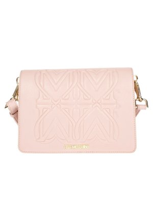 Borsa a tracolla in finta pelle rosa blush con motivo del logo stampato, hardware in tonalità oro e tracolla removibile. Texture liscia, design elegante.
