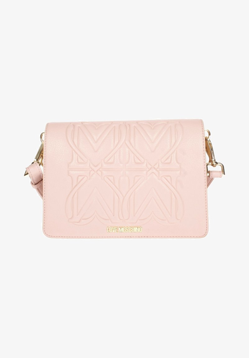 Bolso de mano de imitación piel en rosa suave con patrón de logo en relieve, herrajes en tono dorado y correa de hombro desmontable. Textura suave, diseño elegante.