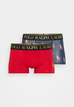 Due paia di boxer da uomo: uno rosso e uno blu navy con un motivo ripetuto. Entrambi presentano un elastico nero con la scritta "POLO RALPH LAUREN" in oro.