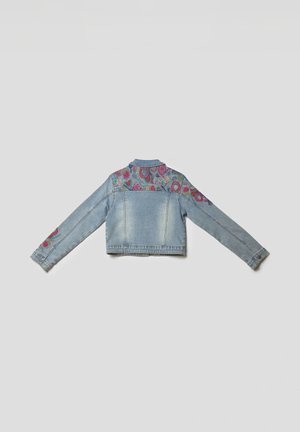 Svetlomodrá džínsová bunda s dlhými rukávmi, zdobená farebnou kvetinovou výšivkou na hornom chrbte a po celej dĺžke rukávov, položená na šedom pozadí.