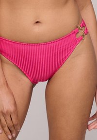 Różowe majtki bikini o niskim stanie, z żebrowanym wzorem, z dodatkiem złotego akcentu sprzętowego z boku dla dodatkowego efektu.