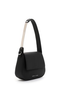Bolso de mano sintético negro con un diseño elegante y estructurado. Presenta una textura suave, un asa en contraste y acentos de hardware en plata.