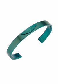 Bracelet manchette en métal bleu sarcelle avec une finition brossée. Il présente un logo Aston Martin en relief au centre et des extrémités ouvertes pour un port facile.