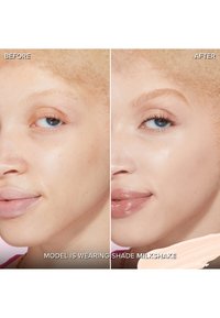 Vorher-Nachher-Nahaufnahme eines Modells; die linke Seite zeigt nackte Haut, die rechte Seite zeigt glänzende Lippen und einen verbesserten Teint mit leichtem Make-up.