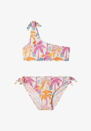 Bañador de dos piezas con estampado tropical de palmeras y frutas en tonos rosa, naranja y azul, que incluye un top de un solo hombro y braguitas de bikini con lazo lateral.