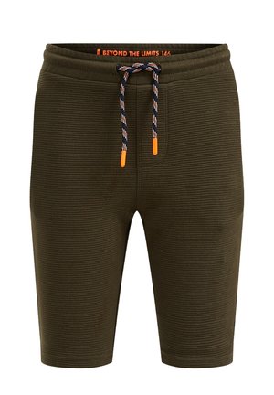 Shorts côtelés longueur genou vert olive avec un cordon bleu, blanc et orange et le texte "BEYOND THE LIMITS" à l'intérieur de la ceinture.