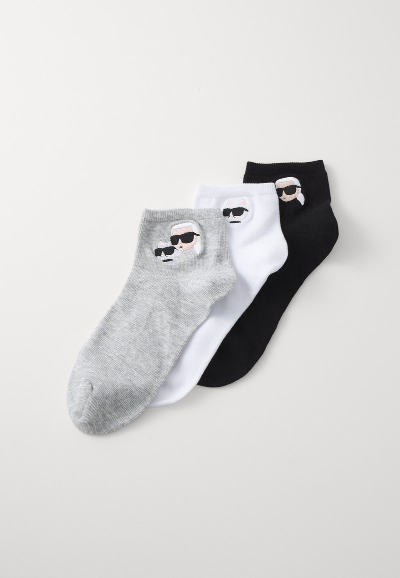 Tres pares de calcetines cortos: gris, blanco y negro, cada uno con un diseño bordado de un personaje con gafas de sol. Material de algodón.