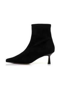 Bottes noires en daim avec un bout pointu, un design ajusté et un talon fin. Texture élégante et construction sans couture.